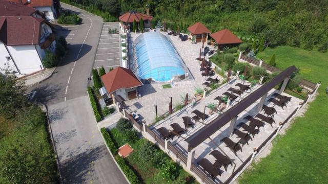Vila Plitvička Sedra - venkovní bazén, terasa s lehátky.