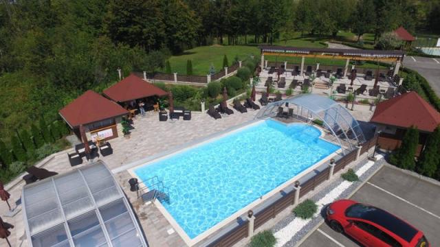 Vila Plitvička Sedra - venkovní bazén, terasa s lehátky.