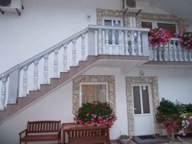 Vila Plitvička Sedra - exteriér - schody, květiny.