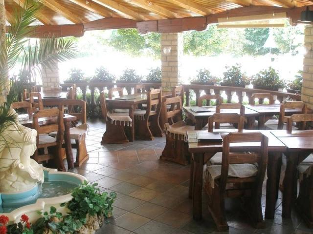 Vila Plitvička Sedra - venkovní restaurace.