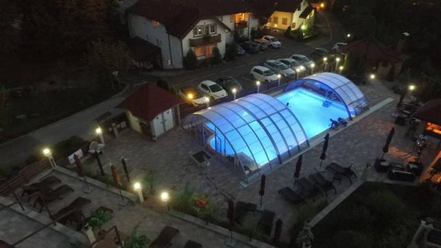 Vila Plitvička Sedra - noční pohled na osvětlený bazén.
