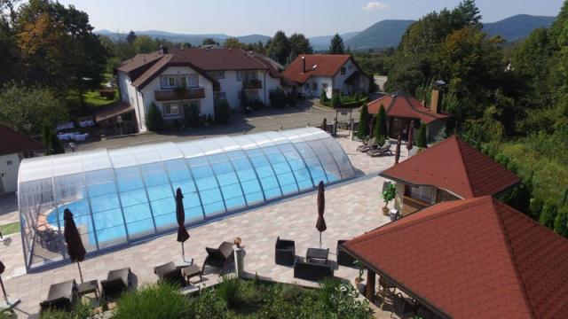 Vila Plitvička Sedra - pohled na venkovní bazén.