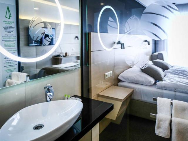Junior Suite hygienické zařízení a pokoj.