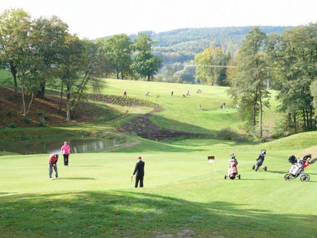 Golfové hřiště 9 jamkové.