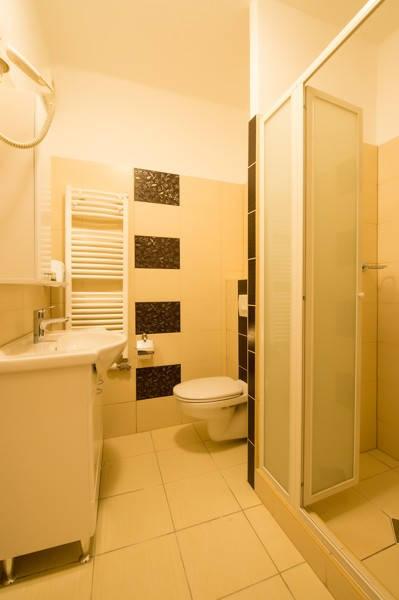 Apartman hygienické zařízení sprchový kout.