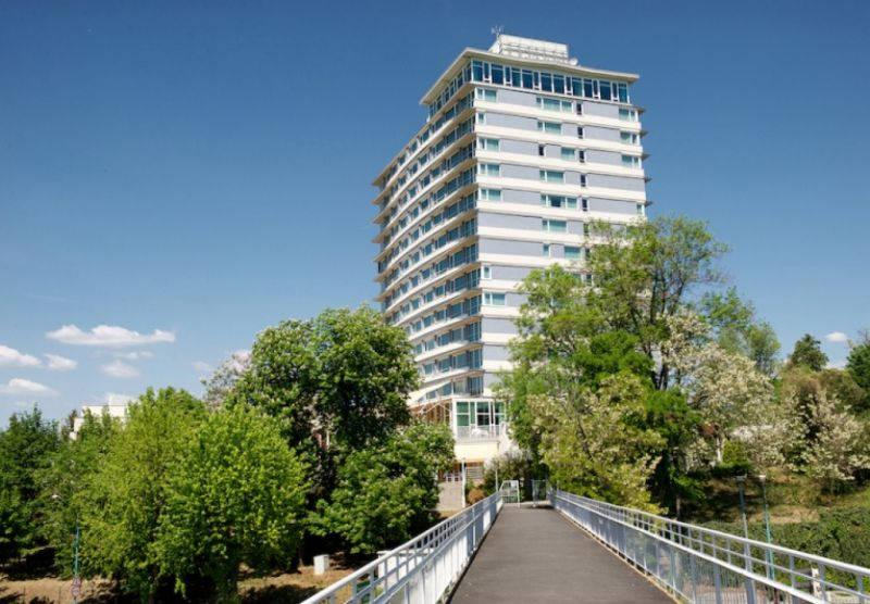 Most z hotelu na pláž u Balatonu.