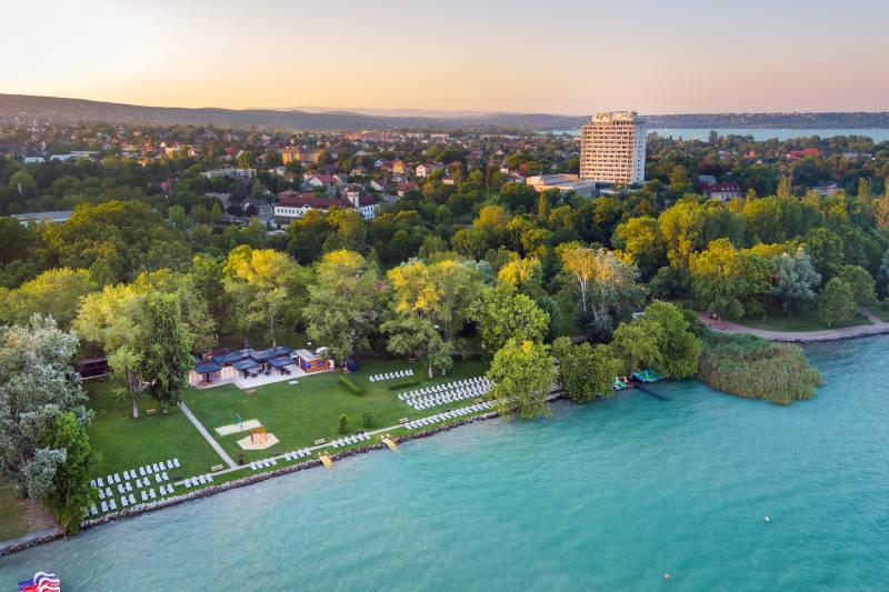 Balaton s hotelem v pozadí.