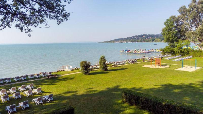 Hotelová pláž u Balatonu.