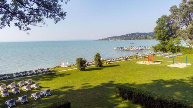Hotelová pláž u Balatonu.