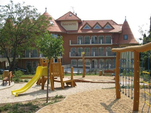 Dětské hřiště před hotelem.