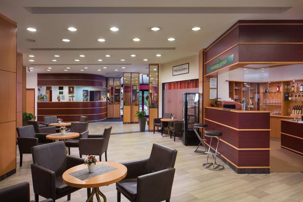 Lobby s barem a recepcí.