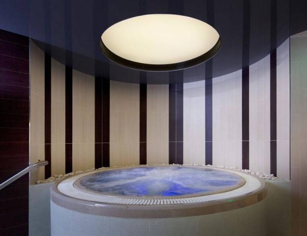 Wellness centrum vířivka.