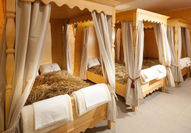 Wellness centrum pivní lázně relaxační lůžka.