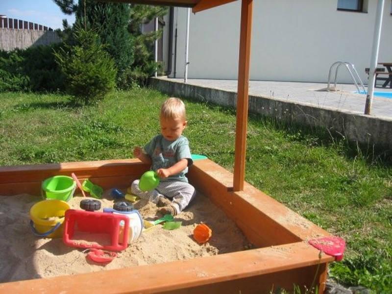 Dětské hřiště pískoviště.