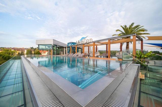 Střešní bazén Skypool.