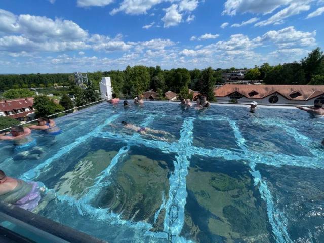 Střešní bazén Skypool.