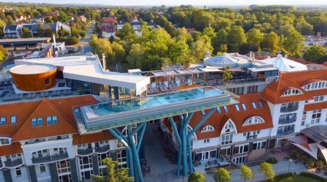 Střešní bazén Skypool s hotelem.