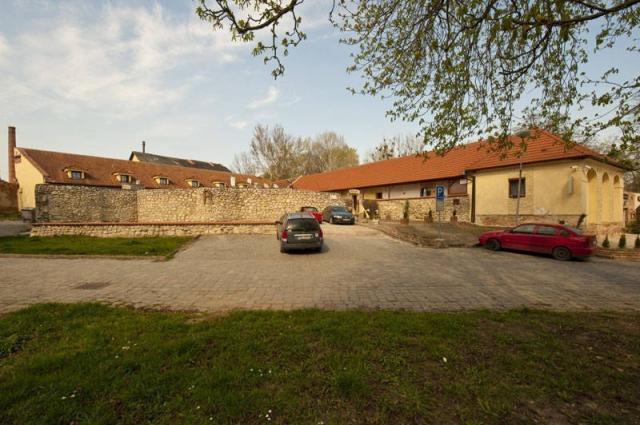 Parkoviště u penzionu.