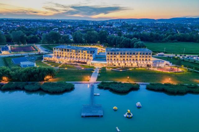 Pohled na hotel a Keszthely od Balatonu.