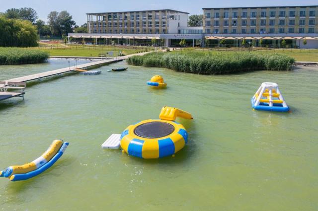 Hotel s molem do Balatonu. Nafukovací prvky na vodě.