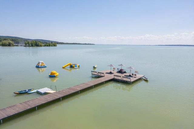 Molo na Balatonu. Nafukovací prvky na vodě.