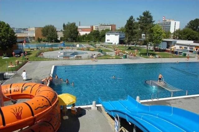 Koupaliště v sousedství.