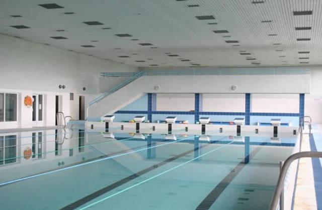 Bazén vnitřní v sousedství.