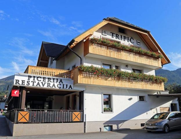 Hotel Tripič exteriér a pizzeria.