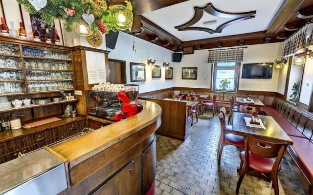 Restaurace s barem.