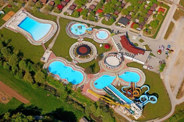 Letní bazénový areál Thermal park Aqualuna.