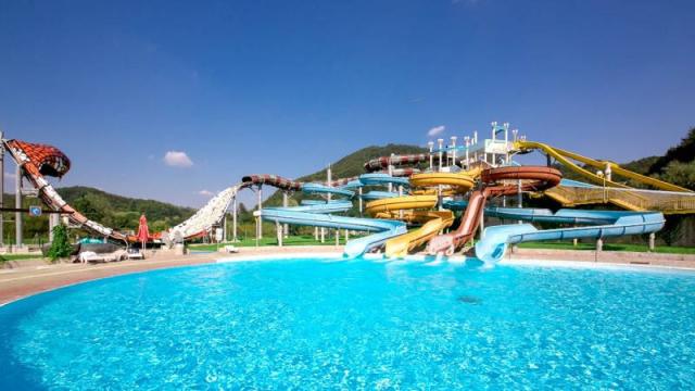 Letní bazénový areál Thermal park Aqualuna bazén se skluzavkami