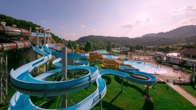 Letní bazénový areál Thermal park Aqualuna tobogány.