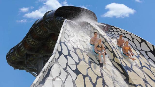 Letní bazénový areál Thermal park Aqualuna skluzavky.