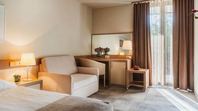 Pokoj hotel Breza 2-lůžkový pokoj manželská postel, balkon.