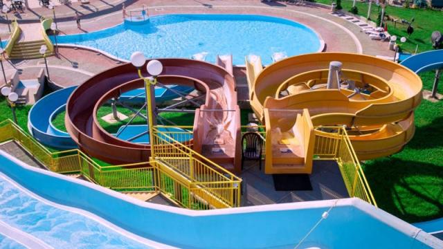 Letní bazénový areál Thermal park Aqualuna tobogány.