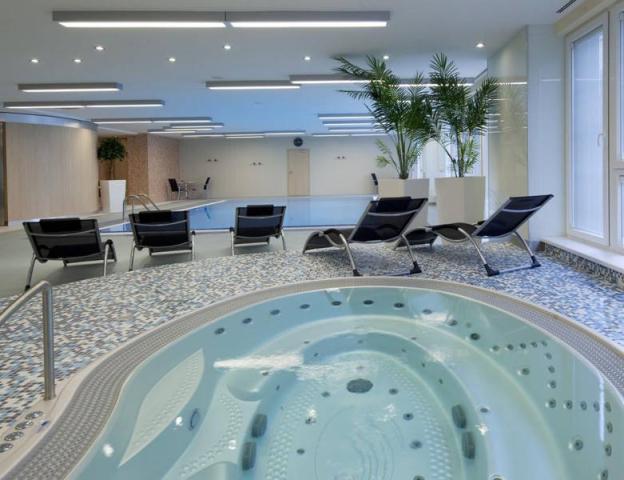 Wellness centrum whirlpool a bazén.