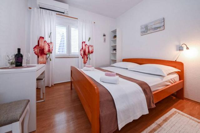 Vila Juroš - dvoulůžkový pokoj, manželská postel.