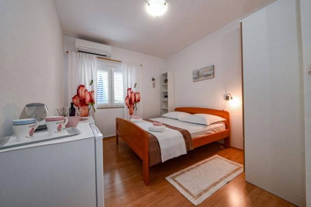 Vila Juroš - dvoulůžkový pokoj, manželská postel.