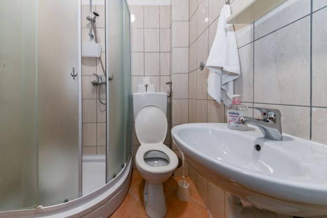 Vila Juroš - hygienické zařízení, sprchový kout, WC a umyvadlo.