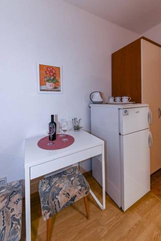 Vila Juroš - jídelní stůl, lednička.