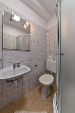 Vila Juroš - hygienické zařízení se sprchovým koutem, WC a umyv