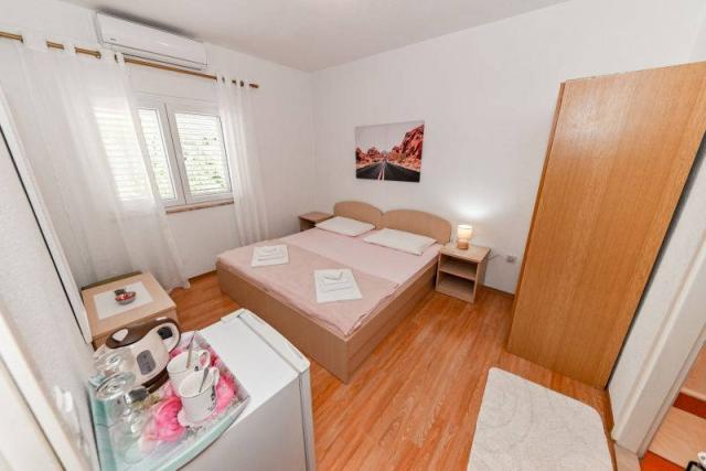 Vila Juroš - dvoulůžkový pokoj, manželská postel, lednička, skř