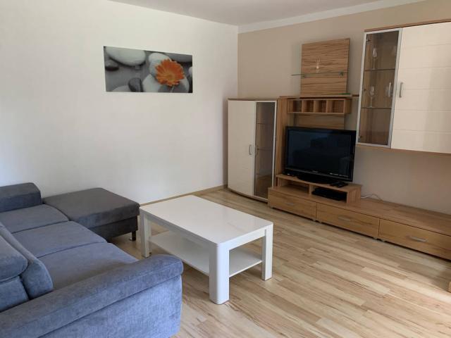 Apartmán obývací pokoj s gaučem.