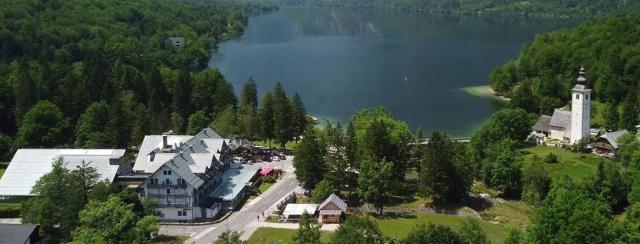 Hotel s výhledem na jezero.