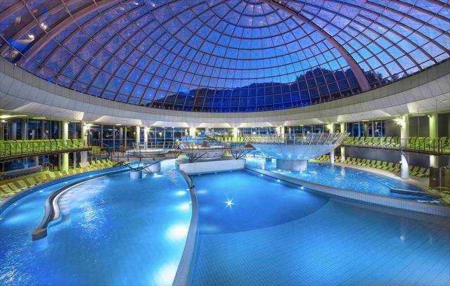 Termální centrum Thermana Park Laško vnitřní bazény.