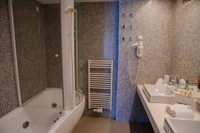 Pokoj Standard hygienické zařízení s vanou.