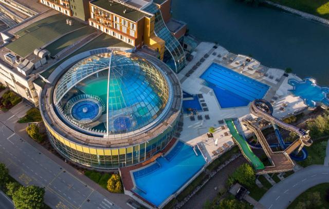Termální centrum Thermana Park Laško celkový pohled na bazény.