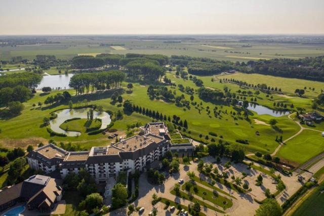 Hotel a golfové hřiště.