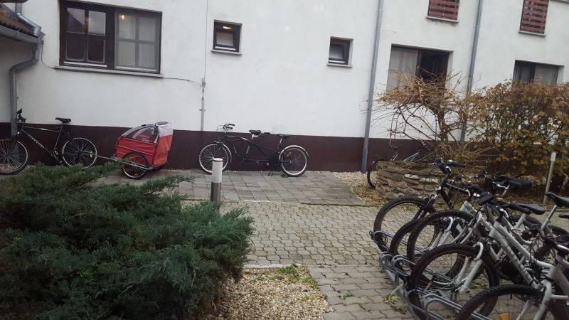 Dvůr stojany na kola.