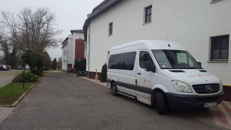 Parkování u hotelu.